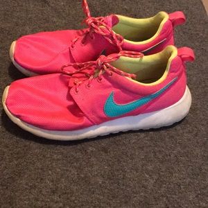 Pink women's roshes